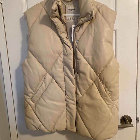 Abercrombie Puffer Vest - Picture 2 of 3